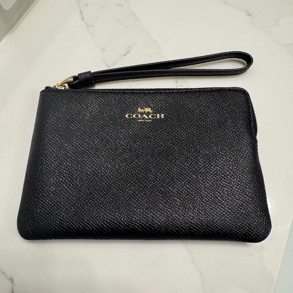 COACH women’s Black leather zipped wristlet  NWT